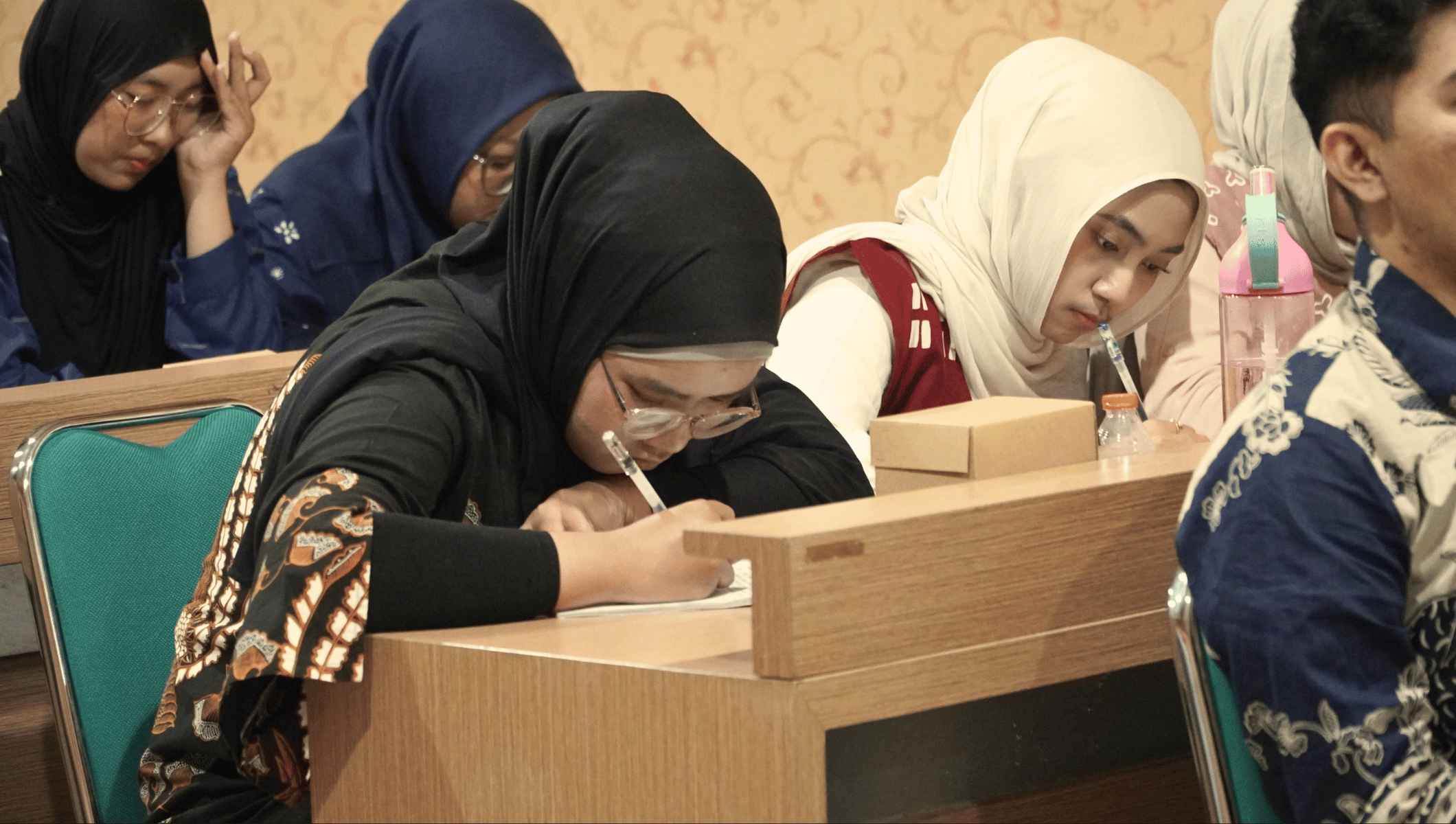 Penyampaian materi hukum kepemiluan kepada mahasiswa S1 Hukum