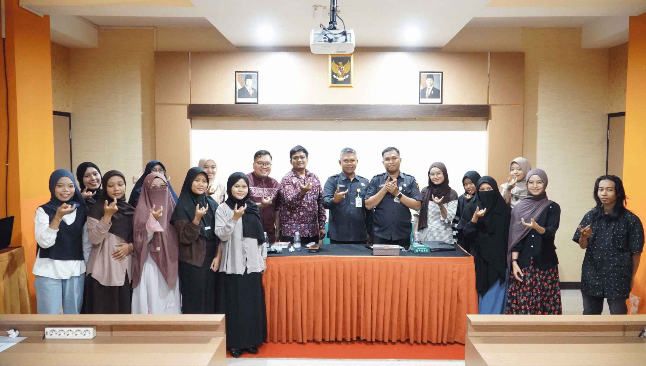 Foto bersama Kuliah Praktisi Mengajar S1 Hukum
